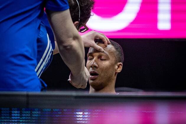Basketball Berlin 10.01.2021 Saison 2020 2021 easyCredit-BBL 1. Bundesliga Alba Berlin - JobStairs GIESSEN 46ers Louis Olinde (Alba Berlin, No.19) verletzt am Auge