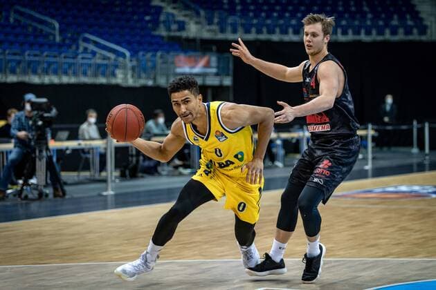 Sport Bilder des Tages Basketball Berlin 10.01.2021 Saison 2020 2021 easyCredit-BBL 1. Bundesliga Alba Berlin - JobStairs GIESSEN 46ers Maodo Lo (Alba Berlin, No.00) Bjarne Kraushaar (Giessen, No.04)