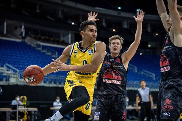 Basketball Berlin 10.01.2021 Saison 2020 2021 easyCredit-BBL 1. Bundesliga Alba Berlin - JobStairs GIESSEN 46ers Maodo Lo (Alba Berlin, No.00) Bjarne Kraushaar (Giessen, No.04)