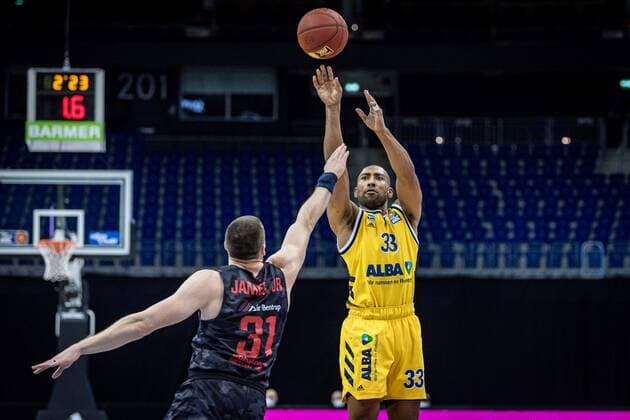 Basketball Berlin 10.01.2021 Saison 2020 2021 easyCredit-BBL 1. Bundesliga Alba Berlin - JobStairs GIESSEN 46ers Jayson Granger (Alba Berlin, No.33) Scottie James jr. (Giessen, No.31)