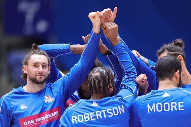 Fraport Skyliners - BG Goettingen, easyCredit BBL Mannschaftskreis der Skyliners vor Spielbeginn, links Marco Voeller (Fraport Skyliners, 33). Basketball-Spiel der easyCredit BBL zwischen den Fraport Skyliners und BG Goettingen am 10. Januar 2021 in der Fraport-Arena in Frankfurt am Main., Frankfurt am Main Hessen Deutschland Fraport-Arena