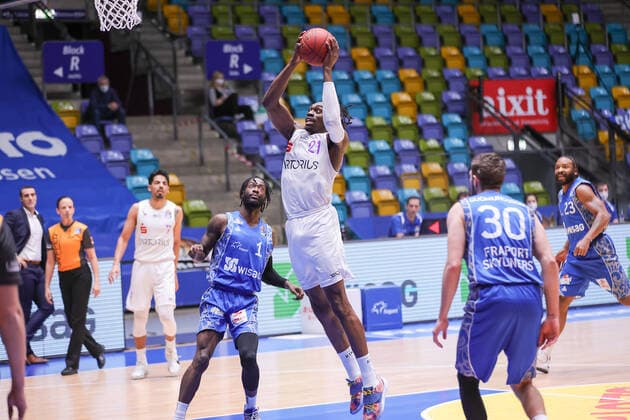 Fraport Skyliners - BG Goettingen, easyCredit BBL Tai Odiase (BG Goettingen, 21) steigt hoch zum Korb.Matt Mobley (Fraport Skyliners, 1) und Jon Axel Gudmundsson (Fraport Skyliners, 30)schauen nur zu ohne einzugreifen. Basketball-Spiel der easyCredit BBL zwischen den Fraport Skyliners und BG Goettingen am 10. Januar 2021 in der Fraport-Arena in Frankfurt am Main., Frankfurt am Main Hessen Deutschland Fraport-Arena