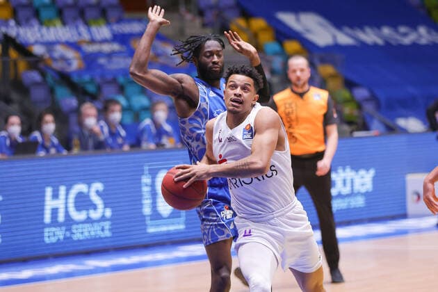 Fraport Skyliners - BG Goettingen, easyCredit BBL Nelson Weidemann (BG Goettingen, 2) zieht zum Korb, vorbei an Matt Mobley (Fraport Skyliners, 1). Basketball-Spiel der easyCredit BBL zwischen den Fraport Skyliners und BG Goettingen am 10. Januar 2021 in der Fraport-Arena in Frankfurt am Main., Frankfurt am Main Hessen Deutschland Fraport-Arena