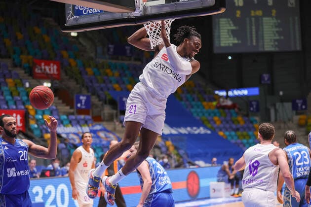 Fraport Skyliners - BG Goettingen, easyCredit BBL Tai Odiase (BG Goettingen, 21) mit einem Dunking. Basketball-Spiel der easyCredit BBL zwischen den Fraport Skyliners und BG Goettingen am 10. Januar 2021 in der Fraport-Arena in Frankfurt am Main., Frankfurt am Main Hessen Deutschland Fraport-Arena