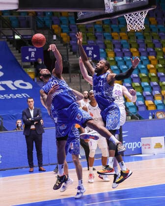 Fraport Skyliners - BG Goettingen, easyCredit BBL Rasheed Moore (Fraport Skyliners, 20) und Kamari Murphy (Fraport Skyliners, 21) springen zum Ball. Basketball-Spiel der easyCredit BBL zwischen den Fraport Skyliners und BG Goettingen am 10. Januar 2021 in der Fraport-Arena in Frankfurt am Main., Frankfurt am Main Hessen Deutschland Fraport-Arena