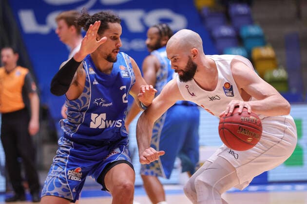 Fraport Skyliners - BG Goettingen, easyCredit BBL Michael Kessens (Fraport Skyliners, 2) verteidigt gegen Dennis Kramer (BG Goettingen, 10). Basketball-Spiel der easyCredit BBL zwischen den Fraport Skyliners und BG Goettingen am 10. Januar 2021 in der Fraport-Arena in Frankfurt am Main., Frankfurt am Main Hessen Deutschland Fraport-Arena