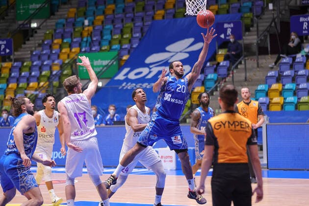 Fraport Skyliners - BG Goettingen, easyCredit BBL Korbleger von Rasheed Moore (Fraport Skyliners, 20) gegen Mathis Moenninghoff (BG Goettingen, 17) und Aubrey Dawkins (BG Goettingen, 24). Basketball-Spiel der easyCredit BBL zwischen den Fraport Skyliners und BG Goettingen am 10. Januar 2021 in der Fraport-Arena in Frankfurt am Main., Frankfurt am Main Hessen Deutschland Fraport-Arena