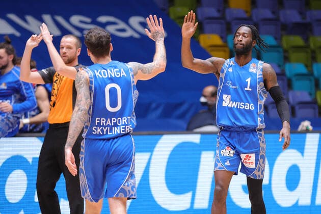 Fraport Skyliners - BG Goettingen, easyCredit BBL Konstantin Konga (Fraport Skyliners, 0) un dMatt Mobley (Fraport Skyliners, 1) klatschen ab. Basketball-Spiel der easyCredit BBL zwischen den Fraport Skyliners und BG Goettingen am 10. Januar 2021 in der Fraport-Arena in Frankfurt am Main., Frankfurt am Main Hessen Deutschland Fraport-Arena