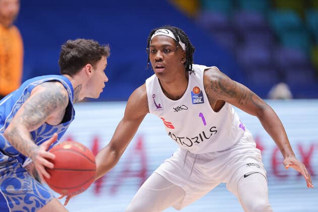 Fraport Skyliners - BG Goettingen, easyCredit BBL Deishuan Booker (BG Goettingen, 1) verteidigt gegen Konstantin Konga (Fraport Skyliners, 0). Basketball-Spiel der easyCredit BBL zwischen den Fraport Skyliners und BG Goettingen am 10. Januar 2021 in der Fraport-Arena in Frankfurt am Main., Frankfurt am Main Hessen Deutschland Fraport-Arena