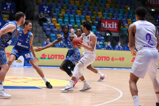 Basketball Bundesliga,Fraport Skyliners - GB Goettingen,2021.01.10,GER, im Mobley Matt,(Fraport Skyliners, 1), Gutierrez Jorge,(BG Goettingen, ,Eibner-Pressefoto Uli Scherbaum Fraport Skyliners - GB Goettingen Frankfurt Copyright: xEibner-Pressefoto UlrichxScherbaumx EP_usm