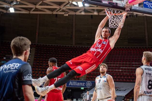 Paul Zipser 16 (FC Bayern), Dunk, FC Bayern Basketball vs. Niners Chemnitz, BBL, 10.01.2021 Muenchen Bayern Deutschland