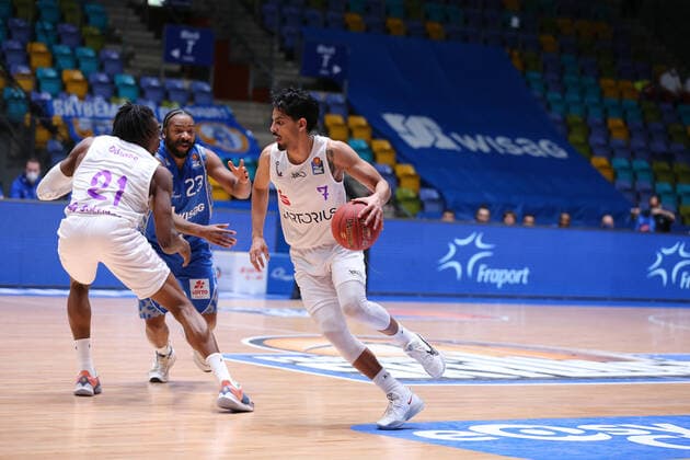 Basketball Bundesliga,Fraport Skyliners - GB Goettingen,2021.01.10,GER, im Odiase Tai,(BG Goettingen, 21),Robertson Quantez,(Fraport Skyliners, 23),Gutierrez Jorge,(BG Goettingen, 7), ,Eibner-Pressefoto Uli Scherbaum Fraport Skyliners - GB Goettingen Frankfurt Copyright: xEibner-Pressefoto UlrichxScherbaumx EP_usm
