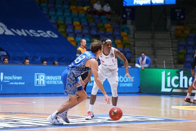 Basketball Bundesliga,Fraport Skyliners - GB Goettingen,2021.01.10,GER, im Rahon Joe,(Fraport Skyliners, 18),Booker Deishuan,(BG Goettingen, 1), ,Eibner-Pressefoto Uli Scherbaum Fraport Skyliners - GB Goettingen Frankfurt Copyright: xEibner-Pressefoto UlrichxScherbaumx EP_usm