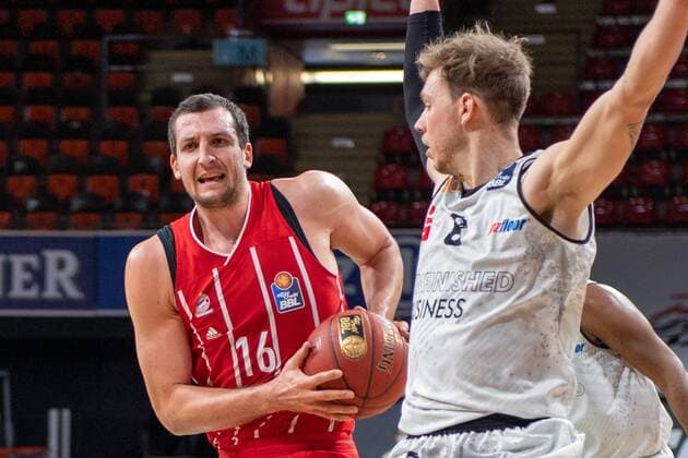 Paul Zipser 16 (FC Bayern), Jan Niklas Wimberg 8 (Niners Chemnitz), FC Bayern Basketball vs. Niners Chemnitz, BBL, 10.01.2021 Muenchen Bayern Deutschland