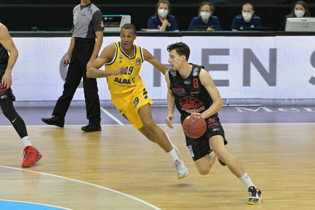 v.l. Louis Olinde - Alba, Alen Pjanic - Giessen, BBL, Alba Berlin vs Giessen, in der Mercedes Benz Arena, 10.01.21, GER, Berlin, 10.01.21, BBL, Alba vs Giessen 46er Berlin Copyright: xUwexKoch Eibner-Pressefotox EP_UKH