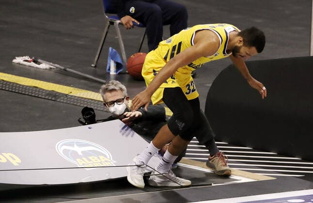 Johannes Thiemann stürzt auf Fotograf Tilo Wiedensohler Basketball BBL Bundesliga Herren Saison 2020 2021 10.01.2021 ALBA Berlin vs. Gießen 46ers