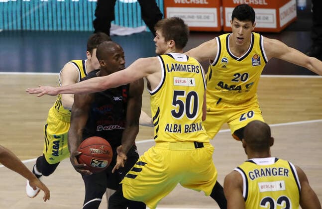 Brandon Bowman, Ben Lammers, Simone Fontecchio Aktion Spielszene Zweikampf Basketball BBL Bundesliga Herren Saison 2020 2021 10.01.2021 ALBA Berlin vs. Gießen 46ers