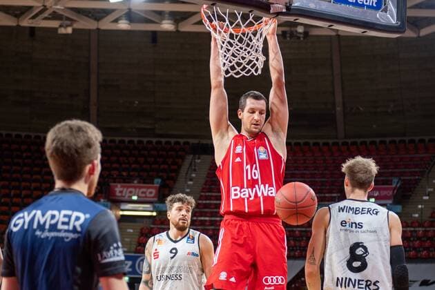 Paul Zipser 16 (FC Bayern), Dunk, FC Bayern Basketball vs. Niners Chemnitz, BBL, 10.01.2021 Muenchen Bayern Deutschland