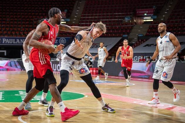 Jalen Reynolds 8 (FC Bayern), Jan Niklas Wimberg 8 (Niners Chemnitz), FC Bayern Basketball vs. Niners Chemnitz, BBL, 10.01.2021 Muenchen Bayern Deutschland