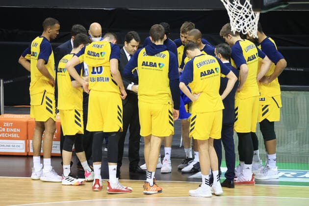 GER, BBL, ALBA Berlin vs. Jobstairs Giessen 46ers 10.01.2021, Mercedes Benz Arena, Berlin, GER, BBL, ALBA Berlin vs. Jobstairs Giessen 46ers, im Bild Cheftrainer Aito Garcia Reneses (ALBA Berlin), Spielerkreis