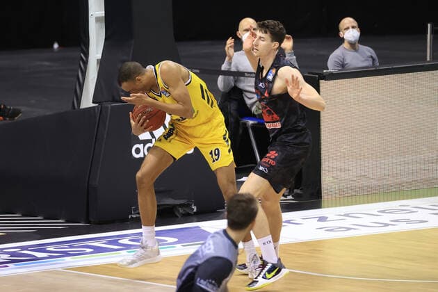 GER, BBL, ALBA Berlin vs. Jobstairs Giessen 46ers 10.01.2021, Mercedes Benz Arena, Berlin, GER, BBL, ALBA Berlin vs. Jobstairs Giessen 46ers, im Bild Louis Olinde (ALBA Berlin 19), Alen Pjanic (Giessen46ers 8)