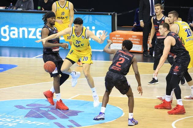 GER, BBL, ALBA Berlin vs. Jobstairs Giessen 46ers 10.01.2021, Mercedes Benz Arena, Berlin, GER, BBL, ALBA Berlin vs. Jobstairs Giessen 46ers, im Bild Simone Fontecchio (ALBA Berlin 20), Chad Brown (Giessen46ers 22), Isaac Hamilton (Giessen46ers 2)
