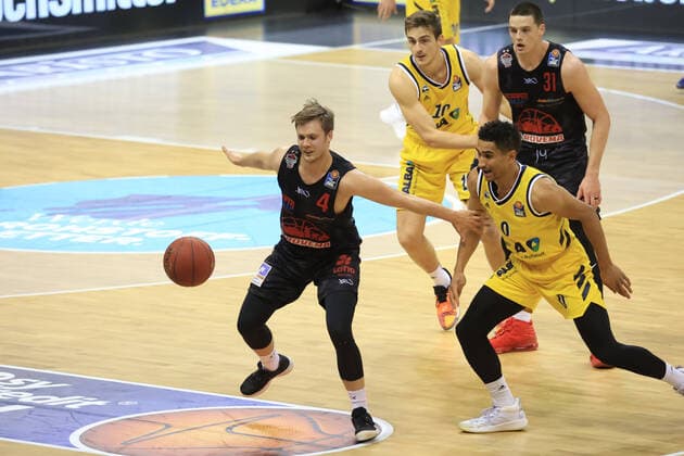 GER, BBL, ALBA Berlin vs. Jobstairs Giessen 46ers 10.01.2021, Mercedes Benz Arena, Berlin, GER, BBL, ALBA Berlin vs. Jobstairs Giessen 46ers, im Bild Maodo Lo (ALBA Berlin 0), Bjarne Kraushaar (Giessen46ers 4)