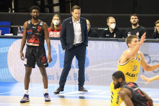 GER, BBL, ALBA Berlin vs. Jobstairs Giessen 46ers 10.01.2021, Mercedes Benz Arena, Berlin, GER, BBL, ALBA Berlin vs. Jobstairs Giessen 46ers, im Bild Trainer Rolf Scholz (Giessen46ers), Isaac Hamilton (Giessen46ers 2)