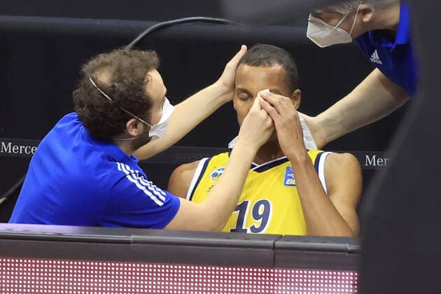 GER, BBL, ALBA Berlin vs. Jobstairs Giessen 46ers 10.01.2021, Mercedes Benz Arena, Berlin, GER, BBL, ALBA Berlin vs. Jobstairs Giessen 46ers, im Bild Louis Olinde (ALBA Berlin 19), am Auge verletzt