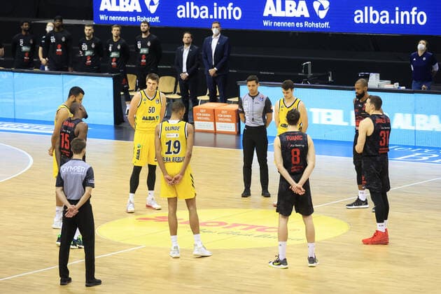 GER, BBL, ALBA Berlin vs. Jobstairs Giessen 46ers 10.01.2021, Mercedes Benz Arena, Berlin, GER, BBL, ALBA Berlin vs. Jobstairs Giessen 46ers, im Bild Gedenkminute fuer Dr.Troeger