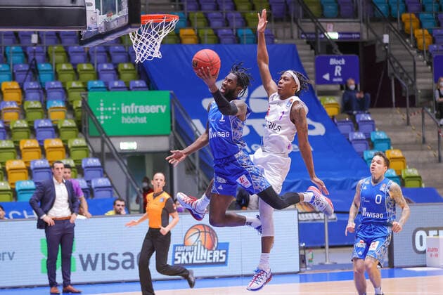 Fraport Skyliners - BG Goettingen, easyCredit BBL Matt Mobley (Fraport Skyliners, 1) steigt hoch zum Korb, Deishuan Booker (BG Goettingen, 1) kann nicht mehr eingreifen. Basketball-Spiel der easyCredit BBL zwischen den Fraport Skyliners und BG Goettingen am 10. Januar 2021 in der Fraport-Arena in Frankfurt am Main., Frankfurt am Main Hessen Deutschland Fraport-Arena