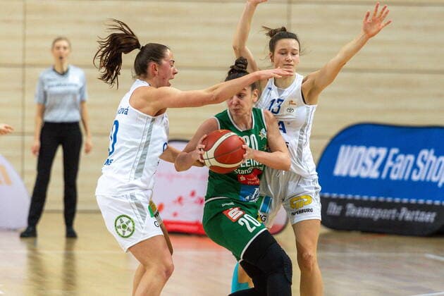 Barbora Kasparkowa (10, GISA Lions SV Halle) und Charlotte Kreuter (13, GISA Lions SV Halle) gemeinsam gegen Sanja Mandic (Keltern) GISA Lions SV Halle vs. Rutronik Stars Keltern Basketball - 1. Bundesliga - ERDGAS Sportarena Halle (Saale) 10.01.2021 Foto: Holger John Sachsen-Anhalt Deutschland
