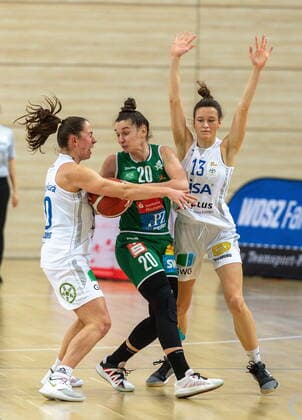 Barbora Kasparkowa (10, GISA Lions SV Halle) und Charlotte Kreuter (13, GISA Lions SV Halle) gemeinsam gegen Sanja Mandic (Keltern) GISA Lions SV Halle vs. Rutronik Stars Keltern Basketball - 1. Bundesliga - ERDGAS Sportarena Halle (Saale) 10.01.2021 Foto: Holger John Sachsen-Anhalt Deutschland