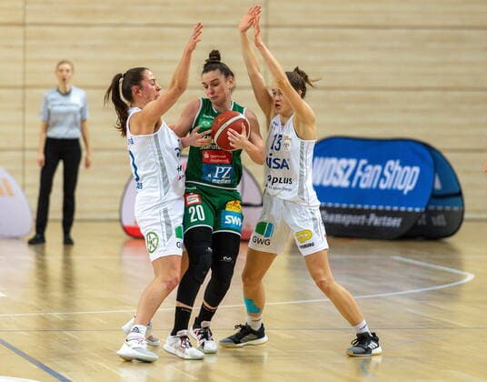 Barbora Kasparkowa (10, GISA Lions SV Halle) und Charlotte Kreuter (13, GISA Lions SV Halle) gemeinsam gegen Sanja Mandic (Keltern) GISA Lions SV Halle vs. Rutronik Stars Keltern Basketball - 1. Bundesliga - ERDGAS Sportarena Halle (Saale) 10.01.2021 Foto: Holger John Sachsen-Anhalt Deutschland