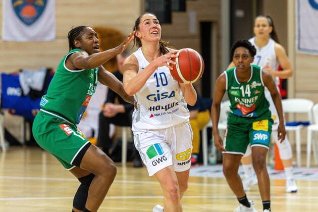 Barbora Kasparkowa (10, GISA Lions SV Halle) Siegerin untern Korb gegen Jasmine Thomas (Keltern) GISA Lions SV Halle vs. Rutronik Stars Keltern Basketball - 1. Bundesliga - ERDGAS Sportarena Halle (Saale) 10.01.2021 Foto: Holger John Sachsen-Anhalt Deutschland