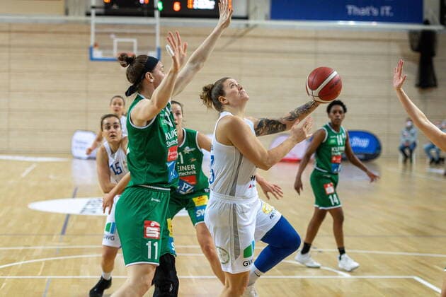 Klaudia Grudzien (23, GISA Lions SV Halle) gegen Marlis Pokk (Keltern) GISA Lions SV Halle vs. Rutronik Stars Keltern Basketball - 1. Bundesliga - ERDGAS Sportarena Halle (Saale) 10.01.2021 Foto: Holger John Sachsen-Anhalt Deutschland