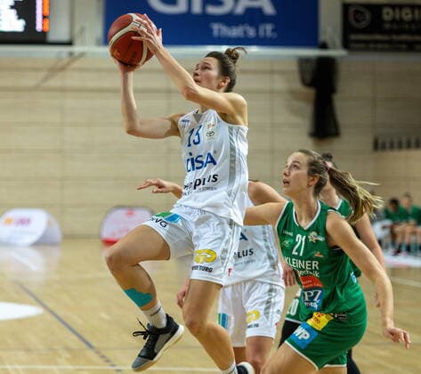 Charlotte Kreuter (13, GISA Lions SV Halle) gegen A. Kiss-Rusk (Keltern) GISA Lions SV Halle vs. Rutronik Stars Keltern Basketball - 1. Bundesliga - ERDGAS Sportarena Halle (Saale) 10.01.2021 Foto: Holger John Sachsen-Anhalt Deutschland