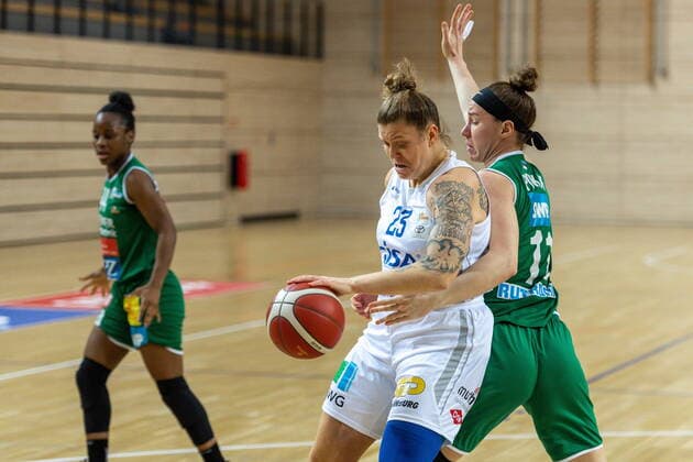 Klaudia Grudzien (23, GISA Lions SV Halle) gegen Marlis Pokk (Keltern) GISA Lions SV Halle vs. Rutronik Stars Keltern Basketball - 1. Bundesliga - ERDGAS Sportarena Halle (Saale) 10.01.2021 Foto: Holger John Sachsen-Anhalt Deutschland