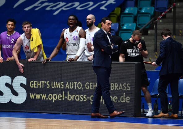 10.01.2021, xjhx, Basketball BBL Bundesliga, Frankfurt Skyliners - BG Goettingen emspor, v.l. Tai Odiase (BG Goettingen) gibt Anweisungen, gestikuliert, mit den Armen gestikulieren gives instructions, gesticulate. (DFL DFB REGULATIONS PROHIBIT ANY USE OF PHOTOGRAPHS as IMAGE SEQUENCES and or QUASI-VIDEO) Frankfurt am Main