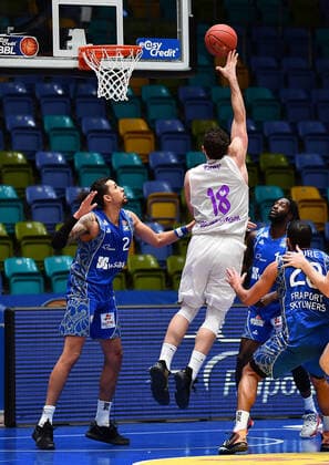 10.01.2021, xjhx, Basketball BBL Bundesliga, Frankfurt Skyliners - BG Goettingen emspor, v.l. Harper Kamp (BG Goettingen) am wurf (DFL DFB REGULATIONS PROHIBIT ANY USE OF PHOTOGRAPHS as IMAGE SEQUENCES and or QUASI-VIDEO) Frankfurt am Main
