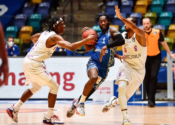 Sport Bilder des Tages 10.01.2021, xjhx, Basketball BBL Bundesliga, Frankfurt Skyliners - BG Goettingen emspor, v.l. ngg01, Matt Mobley (Fraport Skyliners Frankfurt), Akeem Vargas (BG Goettingen) (DFL DFB REGULATIONS PROHIBIT ANY USE OF PHOTOGRAPHS as IMAGE SEQUENCES and or QUASI-VIDEO) Frankfurt am Main