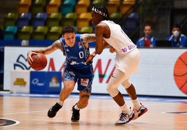 10.01.2021, xjhx, Basketball BBL Bundesliga, Frankfurt Skyliners - BG Goettingen emspor, v.l. Matt Mobley (Fraport Skyliners Frankfurt), Deishuan Booker (BG Goettingen) (DFL DFB REGULATIONS PROHIBIT ANY USE OF PHOTOGRAPHS as IMAGE SEQUENCES and or QUASI-VIDEO) Frankfurt am Main