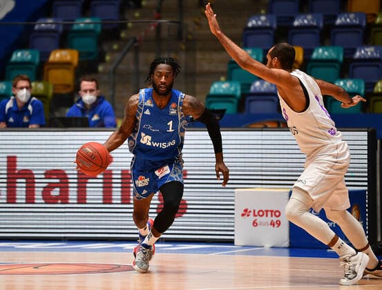 10.01.2021, xjhx, Basketball BBL Bundesliga, Frankfurt Skyliners - BG Goettingen emspor, v.l. Matt Mobley (Fraport Skyliners Frankfurt), Akeem Vargas (BG Goettingen) (DFL DFB REGULATIONS PROHIBIT ANY USE OF PHOTOGRAPHS as IMAGE SEQUENCES and or QUASI-VIDEO) Frankfurt am Main