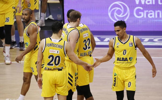 Jayson Granger, Simone Fontecchio, Ben Lammers, Johannes Thiemann, Maodo Lo abklatschen nach Spielende Freude jubelnd Jubel nach Sieg Basketball BBL Bundesliga Herren Saison 2020 2021 10.01.2021 ALBA Berlin vs. Gießen 46ers
