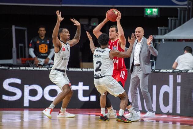 Terrell Harris 2 (Niners Chemnitz), Paul Zipser 16 (FC Bayern), FC Bayern Basketball vs. Niners Chemnitz, BBL, 10.01.2021 Muenchen Bayern Deutschland