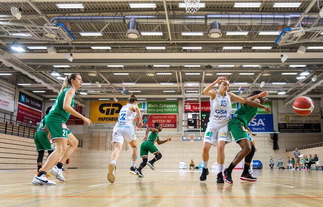 Styliani (Stella) Fouraki (15, GISA Lions SV Halle) verliert den Ball GISA Lions SV Halle vs. Rutronik Stars Keltern Basketball - 1. Bundesliga - ERDGAS Sportarena Halle (Saale) 10.01.2021 Foto: Holger John Sachsen-Anhalt Deutschland