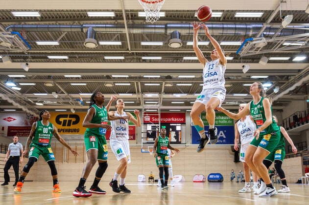 Charlotte Kreuter (13, GISA Lions SV Halle) unterm Korb GISA Lions SV Halle vs. Rutronik Stars Keltern Basketball - 1. Bundesliga - ERDGAS Sportarena Halle (Saale) 10.01.2021 Foto: Holger John Sachsen-Anhalt Deutschland