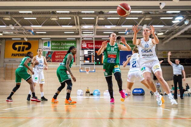 Barbora Kasparkowa (10, GISA Lions SV Halle) gegen Andrijana Cvitkovic (Keltern) GISA Lions SV Halle vs. Rutronik Stars Keltern Basketball - 1. Bundesliga - ERDGAS Sportarena Halle (Saale) 10.01.2021 Foto: Holger John Sachsen-Anhalt Deutschland