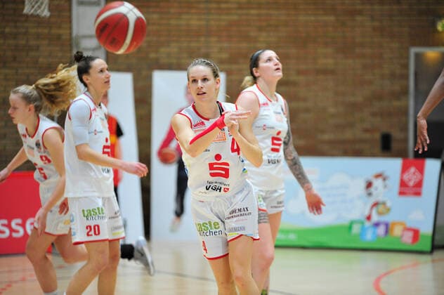 Basketball - DBBL - 12. Spieltag GiroLive Panthers Osnabrück - TSV 1880 Wasserburg am 10.01.2021 in der OSC Halle in Osnabrück Melli Knopp (C)(Osnabrück) beim Einwerfen