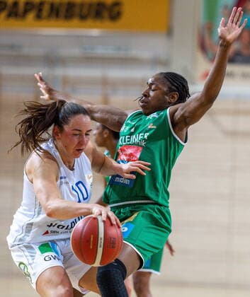 Barbora Kasparkowa (10, GISA Lions SV Halle) gegen Jasmine Thomas (Keltern) GISA Lions SV Halle vs. Rutronik Stars Keltern Basketball - 1. Bundesliga - ERDGAS Sportarena Halle (Saale) 10.01.2021 Foto: Holger John Sachsen-Anhalt Deutschland